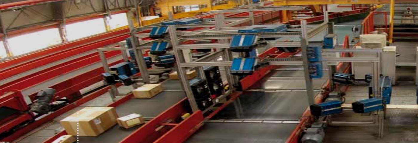 Dos técnicos especializados ALFYMA realizando vulcanizado en caliente de banda transportadora directamente en planta del cliente — servicio técnico especializado